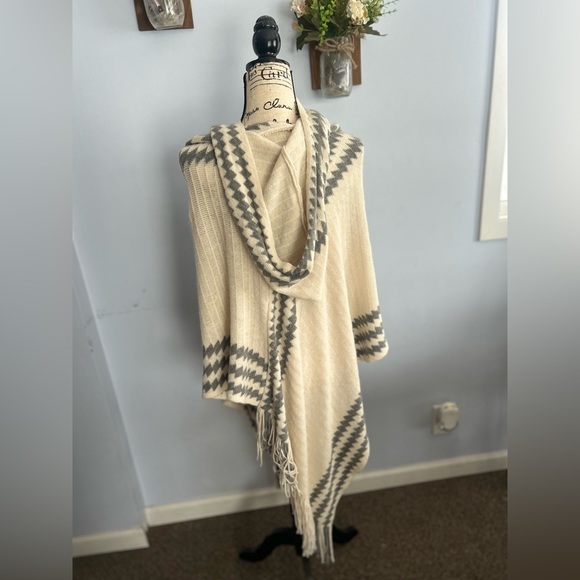 Poncho hooded Aztec print bohemian fringe hem chic hippie western indie chic - Picture 6 of 7